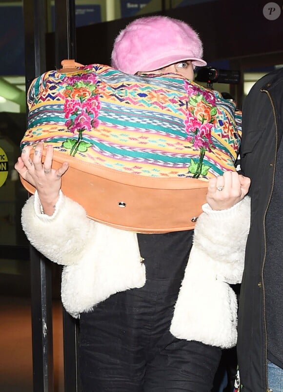 Miley Cyrus, la bague au doigt, arrive à l'aéroport JFK à New York, le 17 janvier 2016