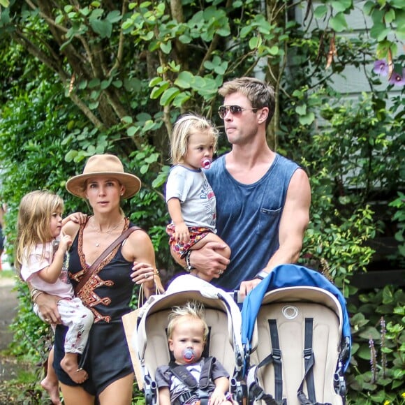 Exclusif - Chris Hemsworth avec sa femme Elsa Pataky et leurs enfants Sasha, Tristan et India Rose à Byron Bay, le 27 décembre 2015. Ils vont fêter Noël avec les frères de l'acteur et leurs femmes/compagnes respectives, ainsi que leurs parents Leonie et Craig Hemsworth.