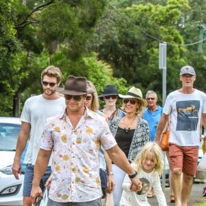 Exclusif - Liam Hemsworth, et Luke Hemsworth avec sa fille à Byron Bay, le 27 décembre 2015. Ils vont fêter Noël avec les frères de l'acteur et leurs femmes/compagnes respectives, ainsi que leurs parents Leonie et Craig Hemsworth.