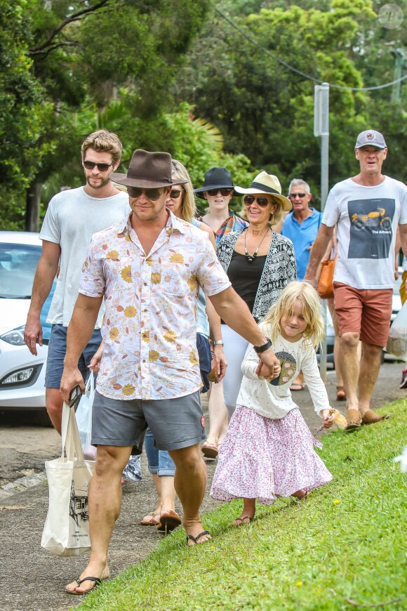 Exclusif - Liam Hemsworth, et Luke Hemsworth avec sa fille à Byron Bay, le 27 décembre 2015. Ils vont fêter Noël avec les frères de l'acteur et leurs femmes/compagnes respectives, ainsi que leurs parents Leonie et Craig Hemsworth.