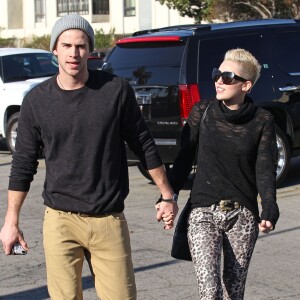 Exclusif - Miley Cyrus et son petit ami Liam Hemsworth ont achete des boissons au Starbucks a Los Angeles Le 22 decembre 2012