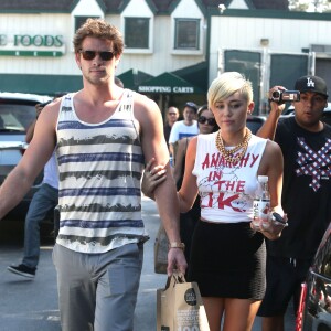 Miley Cyrus et son petit ami Liam Hemsworth dans les rues de Studio City, le 11 septembre 2012