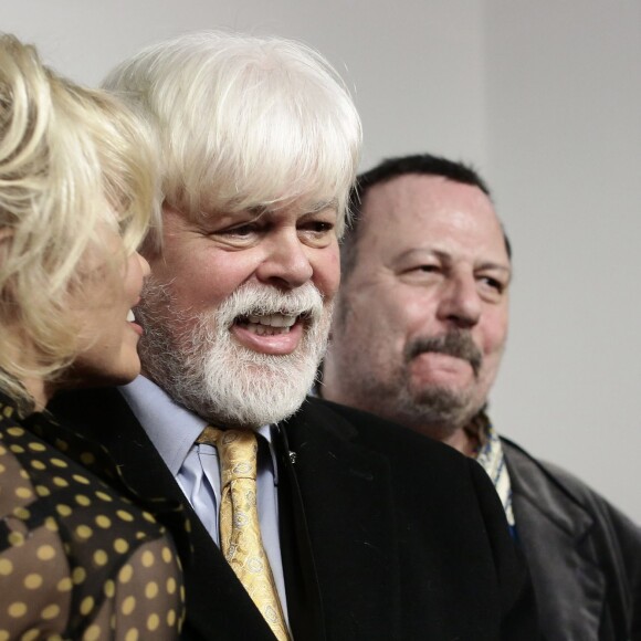 Pamela Anderson, Paul Watson (fondateur de la Sea Shepherd Conservation Society), Henry-Jean Servat - L'actrice américaine Pamela Anderson a tenu une conférence de presse aux côtés de la députée Laurence Abeille, le fondateur de l'ONG Sea Shepherd Paul Watson, l'ancienne Miss France Delphine Wespiser et le porte-parole de la Fondation Brigitte Bardot, Christophe Marie à l'Assemblée Nationale à Paris, le 19 janvier 2016. L'actrice américaine est venue soutenir la présentation d'une proposition de loi écologiste sur le gavage d'animaux pour la production de foie gras. © Stéphane Lemouton/Bestimage