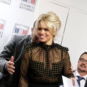 Pamela Anderson - L'actrice américaine Pamela Anderson a tenu une conférence de presse aux côtés de la députée Laurence Abeille, le fondateur de l'ONG Sea Shepherd Paul Watson, l'ancienne Miss France Delphine Wespiser et le porte-parole de la Fondation Brigitte Bardot, Christophe Marie à l'Assemblée Nationale à Paris, le 19 janvier 2016. L'actrice américaine est venue soutenir la présentation d'une proposition de loi écologiste sur le gavage d'animaux pour la production de foie gras. © Dominique Jacovides/Bestimage