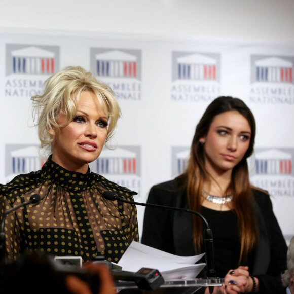 Pamela Anderson, Delphine Wespiser - L'actrice américaine Pamela Anderson a tenu une conférence de presse aux côtés de la députée Laurence Abeille, le fondateur de l'ONG Sea Shepherd Paul Watson, l'ancienne Miss France Delphine Wespiser et le porte-parole de la Fondation Brigitte Bardot, Christophe Marie à l'Assemblée Nationale à Paris, le 19 janvier 2016. L'actrice américaine est venue soutenir la présentation d'une proposition de loi écologiste sur le gavage d'animaux pour la production de foie gras. © Dominique Jacovides/Bestimage