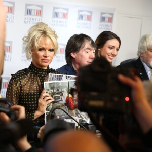 L'actrice américaine Pamela Anderson a tenu une conférence de presse aux côtés de la députée Laurence Abeille, le fondateur de l'ONG Sea Shepherd Paul Watson, l'ancienne Miss France Delphine Wespiser et le prote-parole de la Fondation Brigitte Bardot Christophe Marie à l'Assemblée Nationale à Paris, le 19 janvier 2016. L'actrice américaine est venue soutenir la présentation d'une proposition de loi écologiste sur le gavage d'animaux pour la production de foie gras. © Dominique Jacovides/Bestimage