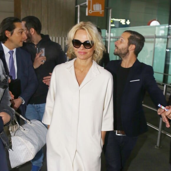 Pamela Anderson arrive à l'aéroport de Roissy CDG à Paris, le 19 janvier 2016.