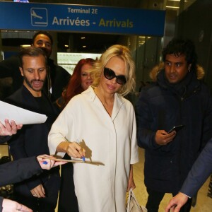 Pamela Anderson arrive à l'aéroport de Roissy CDG à Paris, le 19 janvier 2016.