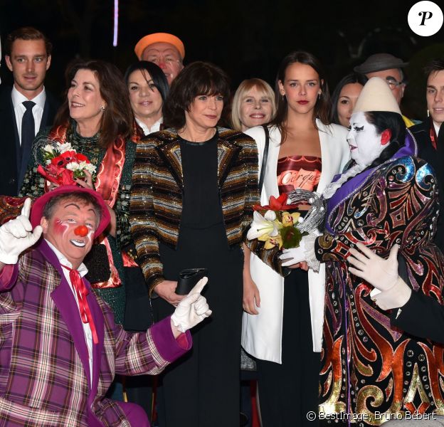 Pierre Casiraghi, la princesse Caroline de Hanovre, la princesse Stéphanie de Monaco, Pauline Ducruet, Louis Ducruet, venu avec sa compagne Marie, et le prince Albert II de Monaco arrivent au chapiteau de Fontvieille pour assister au Golden Gala Show du 40e Festival International du Cirque de Monte Carlo, le 19 janvier 2016. © Bruno Bébert/Bestimage