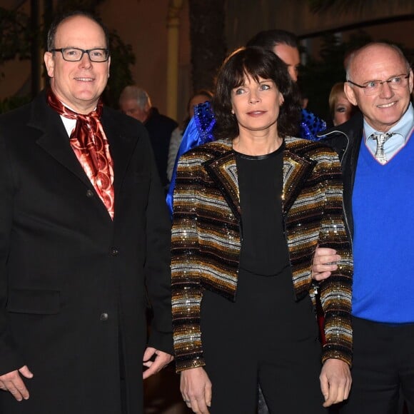 Le prince Albert II de Monaco, la princesse Stéphanie de Monaco et l'artiste suisse Rolf Knie lors de la présentation d'une sculpture réalisée par l'artiste suisse Rolf Knie dans le cadre du 40e Festival International du Cirque de Monte-Carlo dans les jardins du chapiteau de Fontvieille à Monaco le 19 Janvier 2016, en marge du Golden Gala. © Bruno Bébert/Bestimage