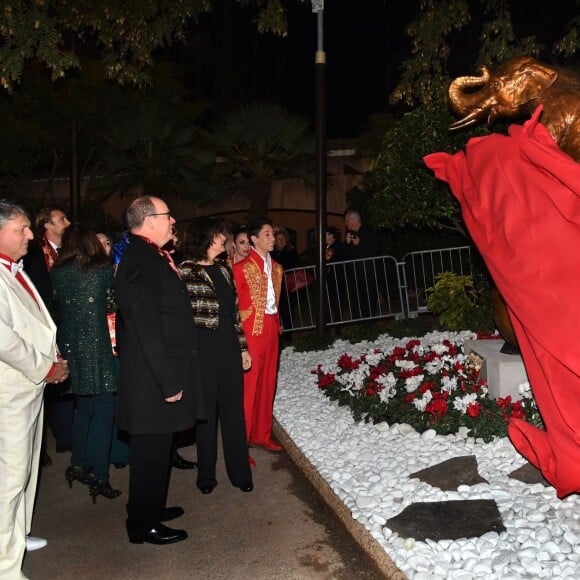 Le prince Albert II de Monaco et la princesse Stéphanie lors de la présentation d'une sculpture réalisée par l'artiste suisse Rolf Knie dans le cadre du 40e Festival International du Cirque de Monte-Carlo dans les jardins du chapiteau de Fontvieille à Monaco le 19 Janvier 2016, en marge du Golden Gala. © Bruno Bébert/Bestimage