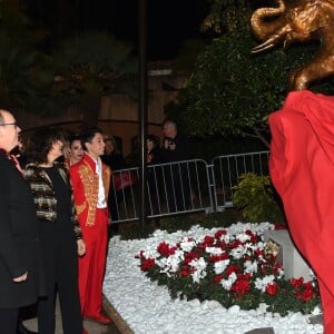 Le prince Albert II de Monaco et la princesse Stéphanie lors de la présentation d'une sculpture réalisée par l'artiste suisse Rolf Knie dans le cadre du 40e Festival International du Cirque de Monte-Carlo dans les jardins du chapiteau de Fontvieille à Monaco le 19 Janvier 2016, en marge du Golden Gala. © Bruno Bébert/Bestimage