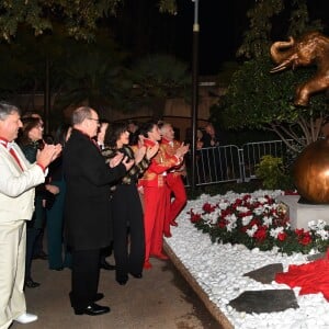 La princesse Caroline de Hanovre, le prince Albert II de Monaco et la princesse Stéphanie de Monaco lors de la présentation d'une sculpture réalisée par l'artiste suisse Rolf Knie dans le cadre du 40e Festival International du Cirque de Monte-Carlo dans les jardins du chapiteau de Fontvieille à Monaco le 19 Janvier 2016, en marge du Golden Gala. © Bruno Bébert/Bestimage