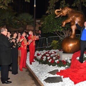 La princesse Stéphanie de Monaco et la famille princière lors de la présentation d'une sculpture réalisée par l'artiste suisse Rolf Knie dans le cadre du 40e Festival International du Cirque de Monte-Carlo dans les jardins du chapiteau de Fontvieille à Monaco le 19 Janvier 2016, en marge du Golden Gala. © Bruno Bébert/Bestimage