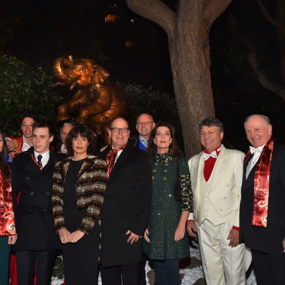 Louis Ducruet et sa compagne Marie, la princesse Stéphanie de Monaco, le prince Albert II de Monaco, l'artiste suisse Rolf Knie, la princesse Caroline de Hanovre et Pierre Casiraghi lors de la présentation d'une sculpture hommage aux éléphants réalisée par l'artiste suisse Rolf Knie dans le cadre du 40e Festival International du Cirque de Monte-Carlo dans les jardins du chapiteau de Fontvieille à Monaco le 19 Janvier 2016, en marge du Golden Gala. © Bruno Bébert/Bestimage