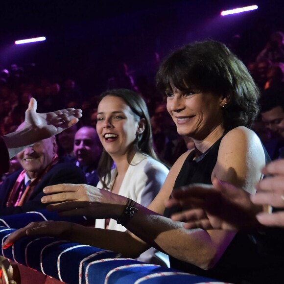 Pauline Ducruet et la princesse Stéphanie de Monaco, saluée par le Monsieur Loyal, lors du Golden Gala du 40e Festival International du Cirque de Monte-Carlo, le 19 janvier 2016 sous le chapiteau de Fontvieille. © Pool Monaco/Bestimage