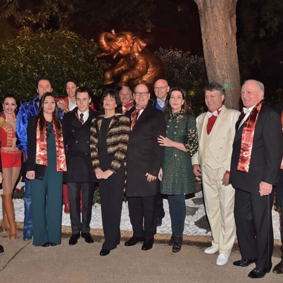 Robert Hossein, Louis Ducruet et sa compagne Marie, la princesse Stéphanie de Monaco, le prince Albert II de Monaco, l'artiste suisse Rolf Knie, la princesse Caroline de Hanovre et Pierre Casiraghi lors de la présentation d'une sculpture hommage aux éléphants réalisée par l'artiste suisse Rolf Knie dans le cadre du 40e Festival International du Cirque de Monte-Carlo dans les jardins du chapiteau de Fontvieille à Monaco le 19 Janvier 2016, en marge du Golden Gala. © Pool Monaco/Bestimage