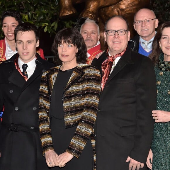 Louis Ducruet et sa petite amie Marie, la princesse Stéphanie de Monaco, le prince Albert II de Monaco, l'artiste suisse Rolf Knie et la princesse Caroline de Hanovre lors de la présentation d'une sculpture hommage aux éléphants réalisée par l'artiste suisse Rolf Knie dans le cadre du 40e Festival International du Cirque de Monte-Carlo dans les jardins du chapiteau de Fontvieille à Monaco le 19 Janvier 2016, en marge du Golden Gala. © Pool Monaco/Bestimage