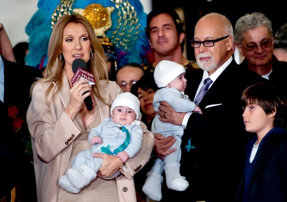 Céline Dion avec ses enfants Nelson et Eddy, accompagnée de son mari René et de leur fils René-Charles, lors de leur arrivée à Las Vegas, le 16 février 2011 au Caesars Palace