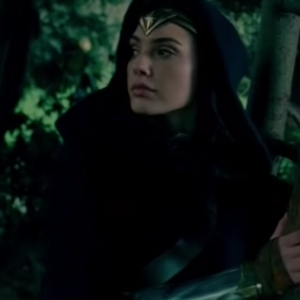 Gal Gadot se dévoile dans les premières images de Wonder Woman (capture d'écran CW)