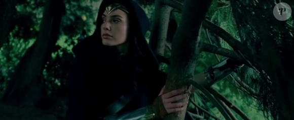 Gal Gadot se dévoile dans les premières images de Wonder Woman (capture d'écran CW)