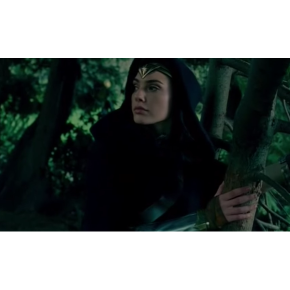 Gal Gadot se dévoile dans les premières images de Wonder Woman (capture d'écran CW)