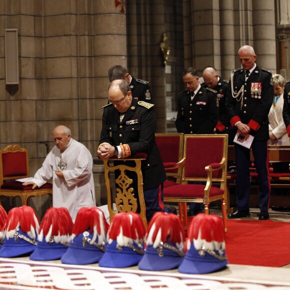 Le prince Albert II de Monaco participait le 20 janvier 2016 à la fête de la Saint-Sébastien, saint patron de la Compagnie des carabiniers du prince, célébrée à l'occasion d'une messe en la cathédrale et d'une réception. © Jean-Charles Vinaj/Pool Restreint/Bestimage