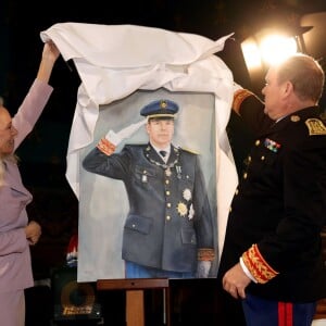 Le prince Albert II de Monaco a découvert le portrait le représentant en uniforme de carabinier qu'a réalisé l'artiste peintre Stéphanie Vanzyl le 20 janvier 2016 lors des célébrations de la Saint-Sébastien, saint patron de la Compagnie des carabiniers du prince. © Jean-Charles Vinaj/Pool Restreint/Bestimage