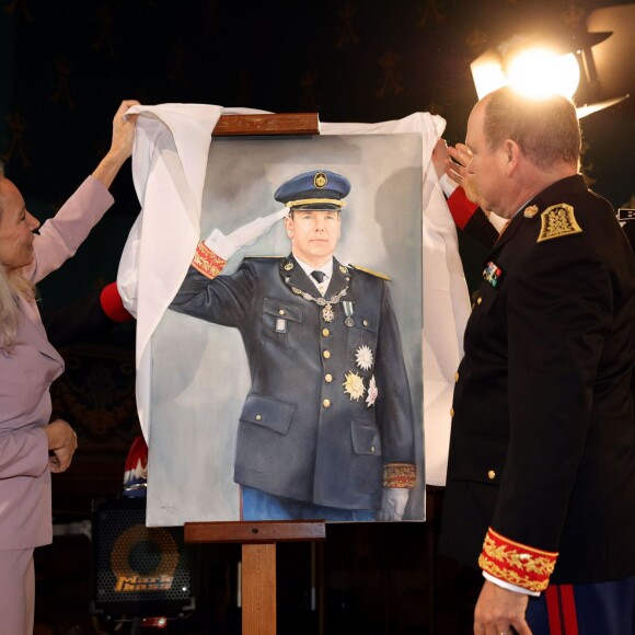 Le prince Albert II de Monaco a découvert le portrait le représentant en uniforme de carabinier qu'a réalisé l'artiste peintre Stéphanie Vanzyl le 20 janvier 2016 lors des célébrations de la Saint-Sébastien, saint patron de la Compagnie des carabiniers du prince. © Jean-Charles Vinaj/Pool Restreint/Bestimage
