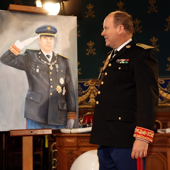 Le prince Albert II de Monaco a découvert le portrait le représentant en uniforme de carabinier qu'a réalisé l'artiste peintre Stéphanie Vanzyl le 20 janvier 2016 lors des célébrations de la Saint-Sébastien, saint patron de la Compagnie des carabiniers du prince. © Jean-Charles Vinaj/Pool Restreint/Bestimage