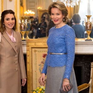 La reine Mathilde de Belgique recevant la reine Rania de Jordanie au palais royal de Bruxelles le 12 janvier 2016 pour évoquer la question des réfugiés syriens.