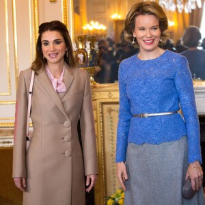 La reine Mathilde de Belgique recevant la reine Rania de Jordanie au palais royal de Bruxelles le 12 janvier 2016 pour évoquer la question des réfugiés syriens.