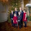 Le roi Philippe et la reine Mathilde de Belgique avec leurs quatre enfants (la princesse héritière Elisabeth, le prince Gabriel, le prince Emmanuel et la princesse Eleonore) lors du traditionnel concert de Noël au palais royal à Bruxelles le 16 décembre 2015.