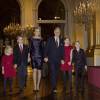Le roi Philippe et la reine Mathilde de Belgique avec leurs quatre enfants (la princesse héritière Elisabeth, le prince Gabriel, le prince Emmanuel et la princesse Eleonore) lors du traditionnel concert de Noël au palais royal à Bruxelles le 16 décembre 2015.