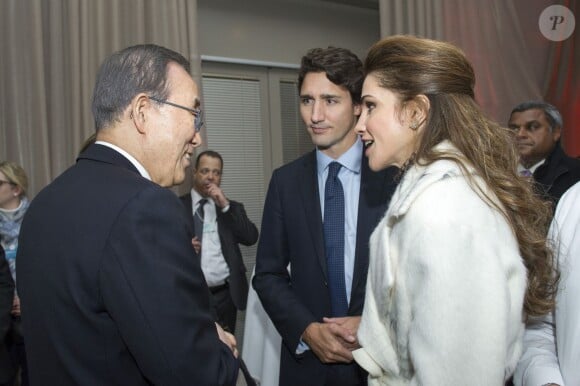 Le secrétaire général de l'Organisation des Nations unies Ban Ki-moon rencontre la reine Rania de Jordanie et le Premier ministre canadien Justin Trudeau pendant le dîner donné par le professeur Klaus Schwab lors de la 46e édition du Forum économique mondial de Davos, le 21 janvier 2016.