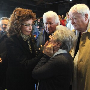 Sophia Loren console Gigliola, la veuve d'Ettora Scola à la Casa del Cinema, Rome, le 21 janvier