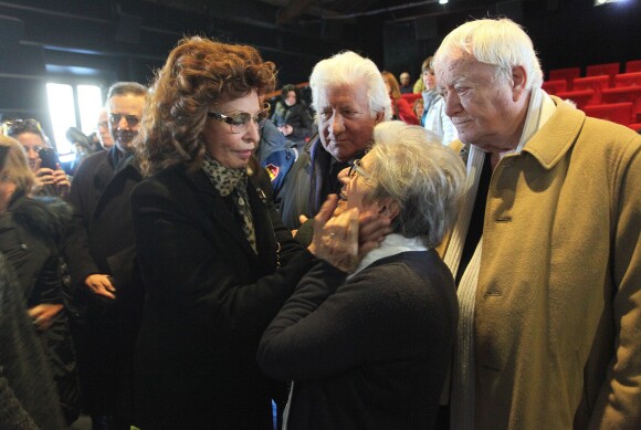Sophia Loren console Gigliola, la veuve d'Ettora Scola à la Casa del Cinema, Rome, le 21 janvier