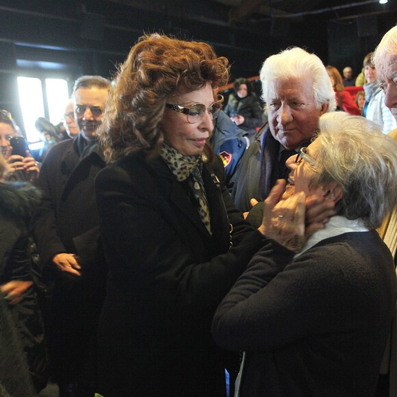 Sophia Loren console Gigliola, la veuve d'Ettora Scola à la Casa del Cinema, Rome, le 21 janvier