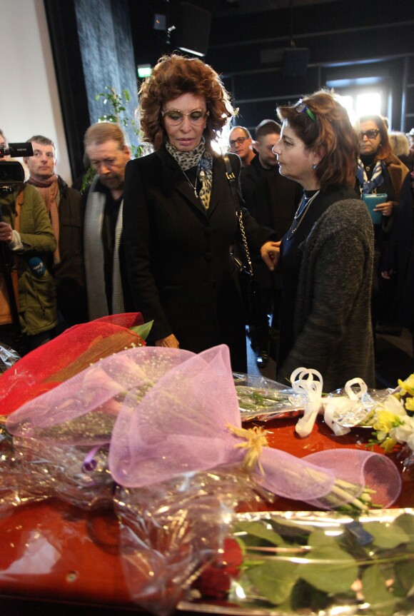 Sophia Loren devant le cercueil d'Ettora Scola à la Casa del Cinema, Rome, le 21 janvier 2016.