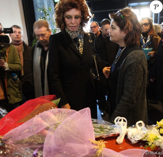 Sophia Loren devant le cercueil d'Ettora Scola à la Casa del Cinema, Rome, le 21 janvier 2016.