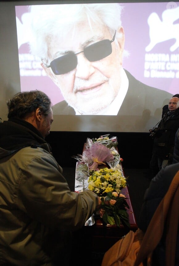 Des hommages d'anonymes pour Ettora Scola à la Casa del Cinema, Rome, le 21 janvier
