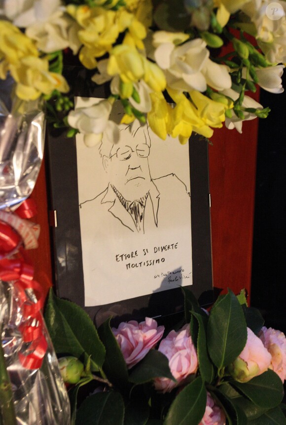 Des fleurs sur le cercueil d'Ettora Scola à la Casa del Cinema, Rome, le 21 janvier
