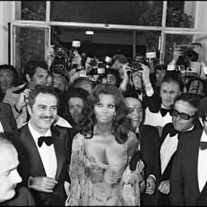 Sophia Loren avec Carlo Ponti, Nino Manfredi et Ettore Scola à Cannes en 1976.