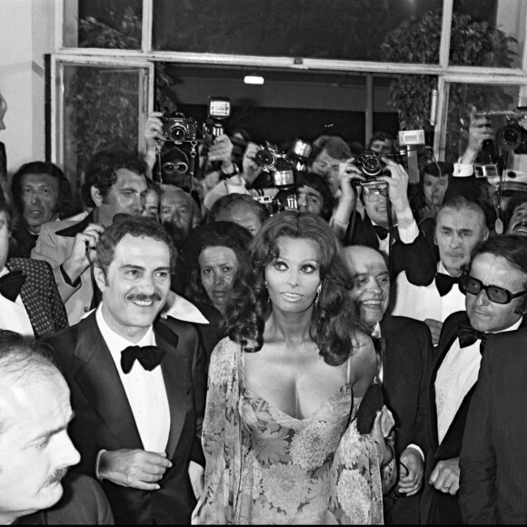 Sophia Loren avec Carlo Ponti, Nino Manfredi et Ettore Scola à Cannes en 1976.