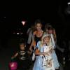 Denise Richards emmène ses enfants Sam Sheen, Lola Rose Sheen, Eloise Joni Richards se promener pour Halloween dans les rues de Malibu, le 31 octobre 2015