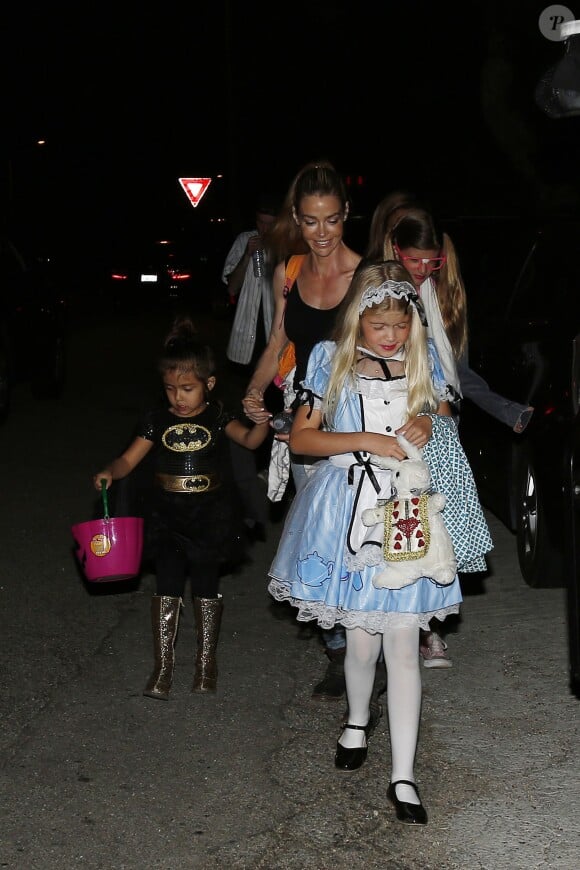 Denise Richards emmène ses enfants Sam Sheen, Lola Rose Sheen, Eloise Joni Richards se promener pour Halloween dans les rues de Malibu, le 31 octobre 2015