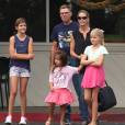 Denise Richards est allée déjeuner accompagnée de ses filles Sam, Lola et Eloise et de son père et sa compagne au restaurant Beverly Glen Deli à Bel-Air, le 14 septembre 2015