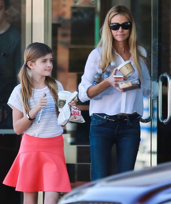 Denise Richards se rend au Starbucks avec sa fille Sam à Brentwood, le 14 janvier 2015.