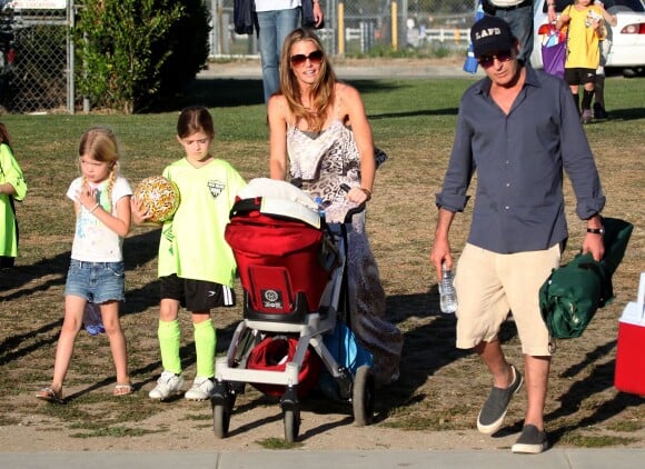 Charlie Sheen et son ex-femme Denise Richards ont assisté à un match de football de leurs filles à Los Angeles, le 4 mars 2012