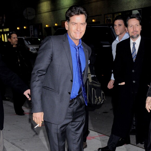 Charlie Sheen, une cigarette a la main, arrive sur le plateau de l'emission "Late Show With David Letterman" a New York, le 14 janvier 2013.
